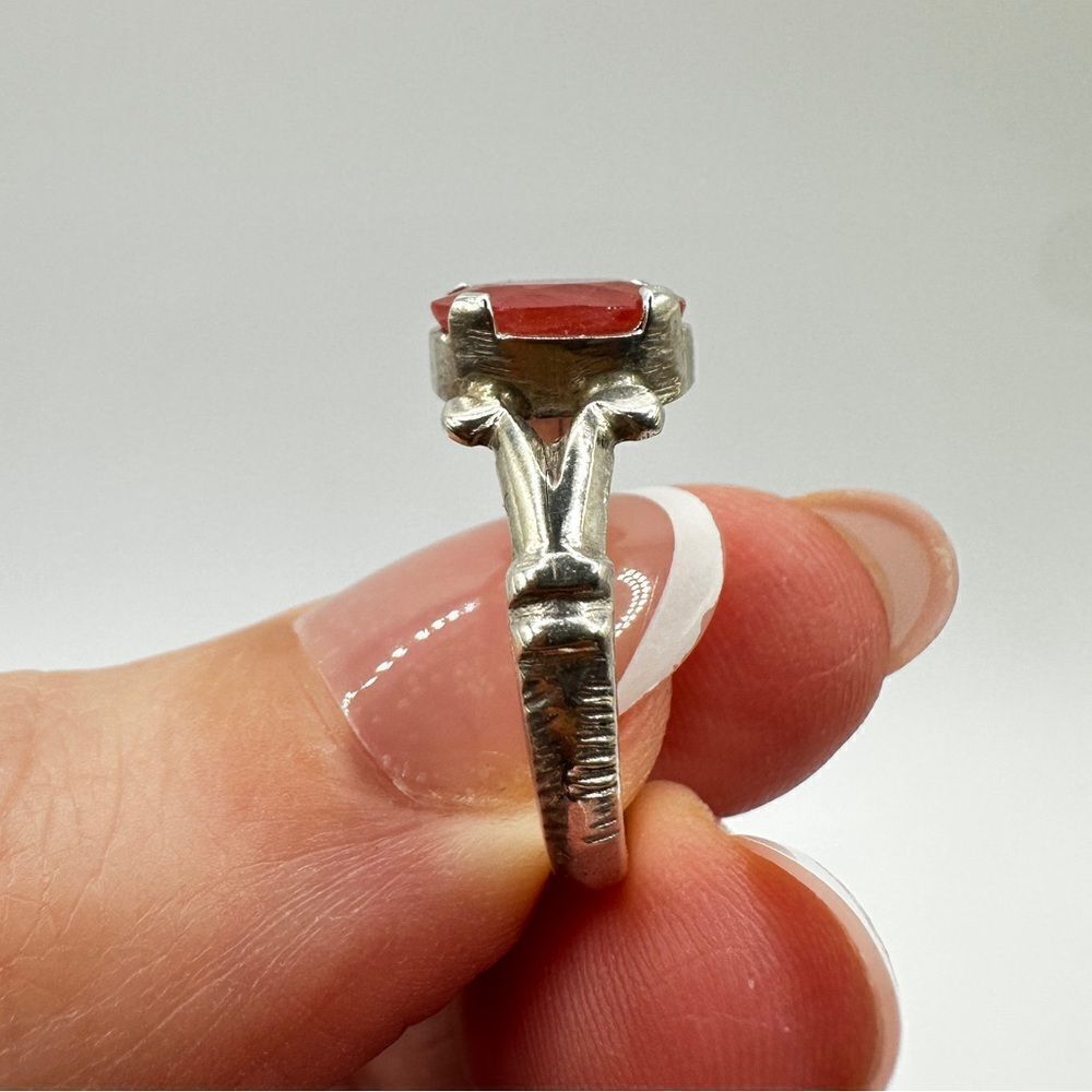 SALE!‎ Dyed faceted oval cut stone solitaire in silver tone ring! - Picture 5 of 12